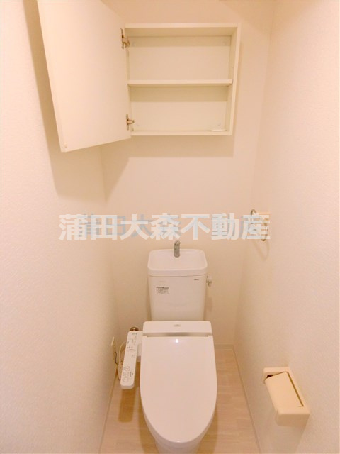 COMFORTコンフォート南六郷のトイレ|棚収納と温水洗浄便座付きのトイレ