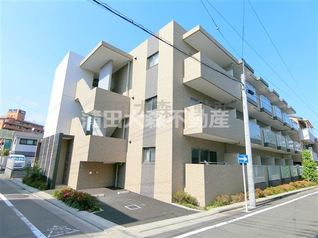 COMFORTコンフォート南六郷の外観|2015年7月築　RC鉄筋コンクリート造地上3階建て総戸数18戸インターネット無料の
賃貸マンション　京急本線雑色駅最寄り徒歩10分の東京都大田区南六郷３丁目　