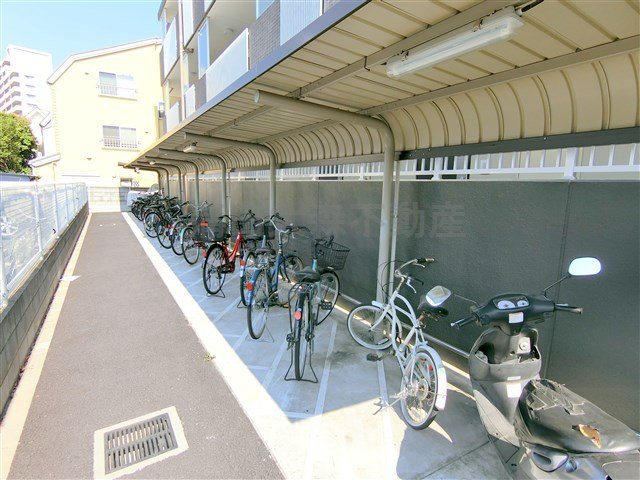 COMFORTコンフォート南六郷のその他共用部分|屋根付きラック式の駐輪場
