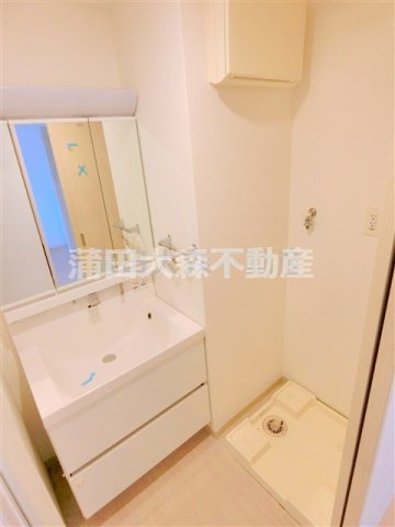 COMFORTコンフォート南六郷の洗面所|洗面脱衣所　3面鏡の独立洗面台　洗濯機置き場