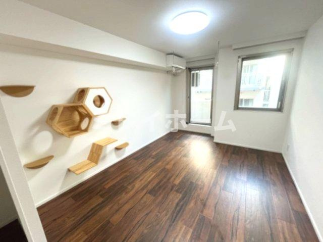 INUNEKO HILLS 六郷土手の居間・リビング|同建物内別のお部屋の参考写真になります。