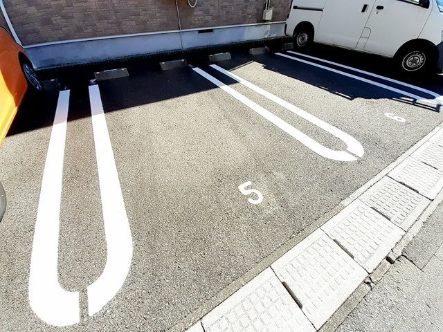 プリムローズＢの駐車場