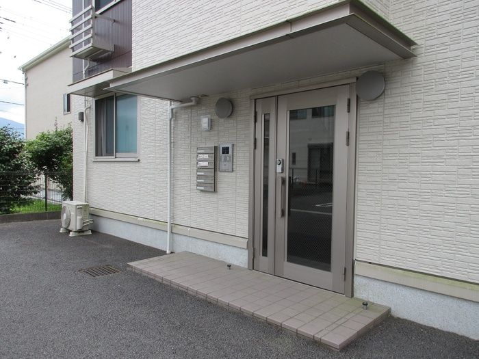 オッツ石原坂のエントランス