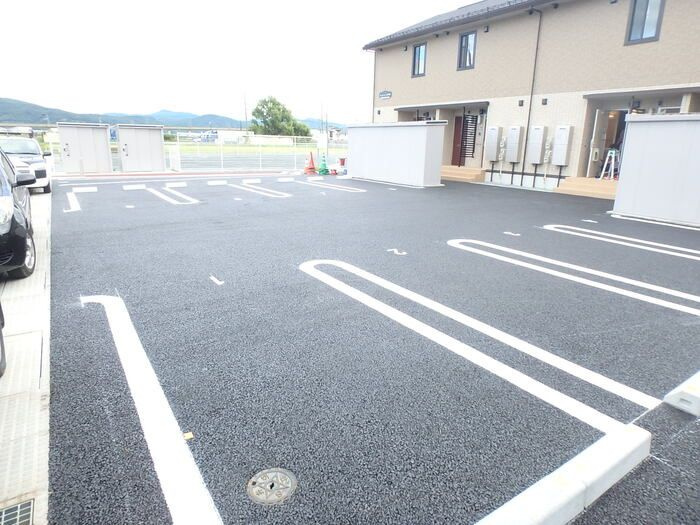パークサイド向中野の駐車場