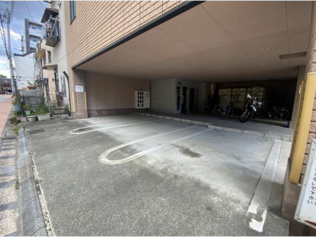 ULTYPUREの駐車場