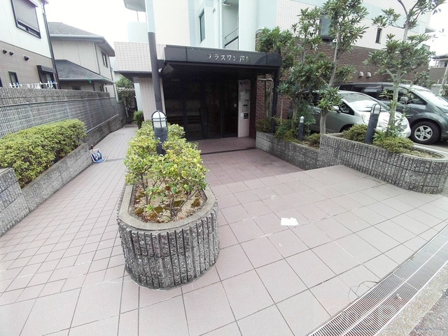 プラスワン芦屋のエントランス