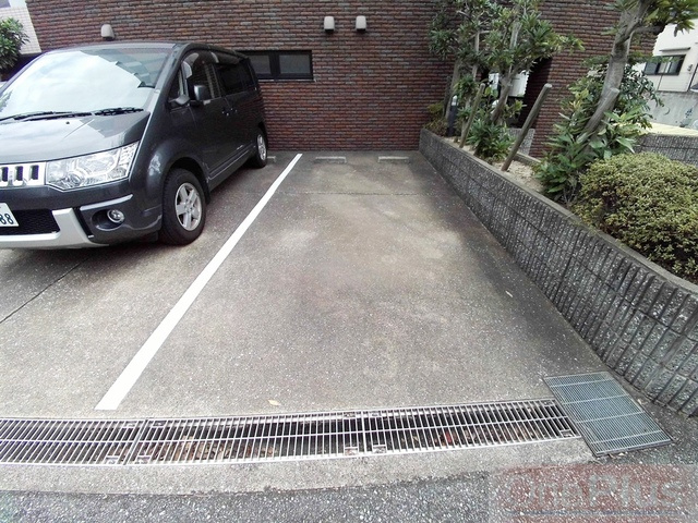 プラスワン芦屋の駐車場