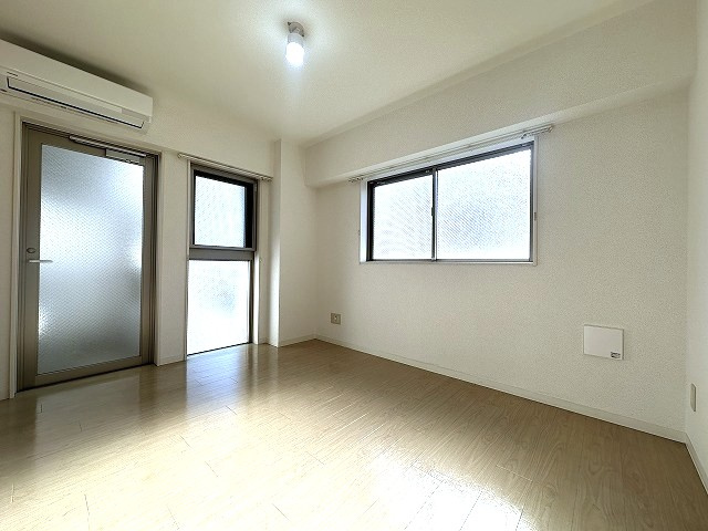 【洋室】 | レスペランス | ※参考写真※南東向き洋室9.2帖☆バルコニーに繋がる二面採光のお部屋です！エアコン付きで1年中快適に過ごせますね☆