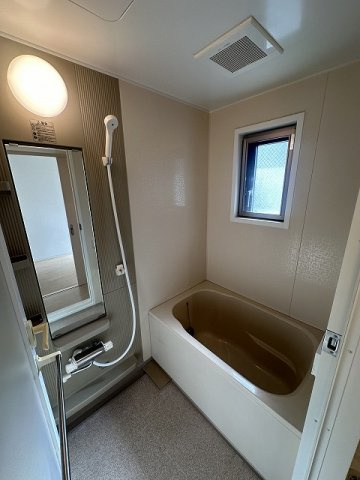 【浴室】 | レスペランス | ※参考写真※追い焚き機能付きバスルーム♪ゆったりお風呂に浸かって一日の疲れもすっきりリフレッシュできますね☆換気のできる小窓付きです♪