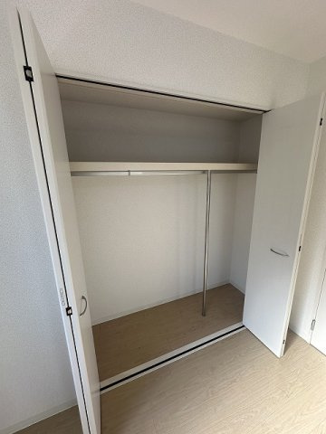【収納】 | レスペランス | ※参考写真※洋室9.2帖のお部屋にあるクローゼットです♪大切なお洋服もしわにならないようにハンガーがけができます☆