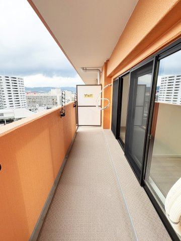 ライオンズマンション高槻のバルコニー|西向きバルコニーです。