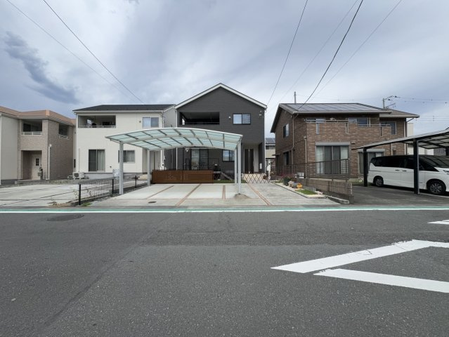 【前面道路含む現地写真】 | 富士市五貫島　中古戸建 | 駐車スペースも広々♪南側前面道路につき、陽当りも通風も良好です♪
