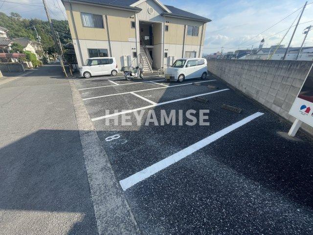 フォーレス宝生の駐車場