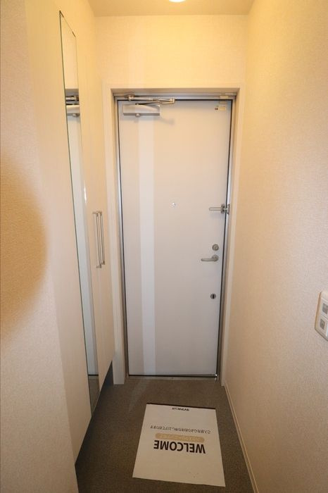 コム・シェ・ヴ　Ａの玄関