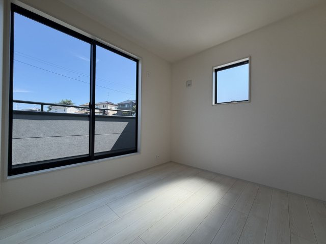 あきる野市平沢第2の洋室|【4.5帖】明るい日差しが差し込む清潔感のある居室。子供部屋や書斎など多目的に活用できます。