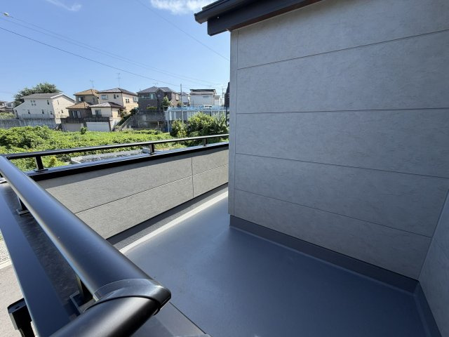 あきる野市平沢第2のバルコニー|広さにゆとりのある開放的なバルコニー。洗濯物をたっぷり干せるほか多目的に使えます。