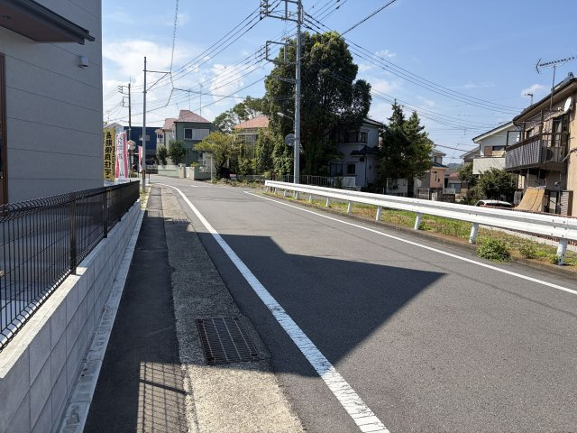 あきる野市平沢第2の前面道路含む現地写真|前面道路は幅員にゆとりがあり車庫入れもスムーズ。見通しが良く防犯面も安心です。