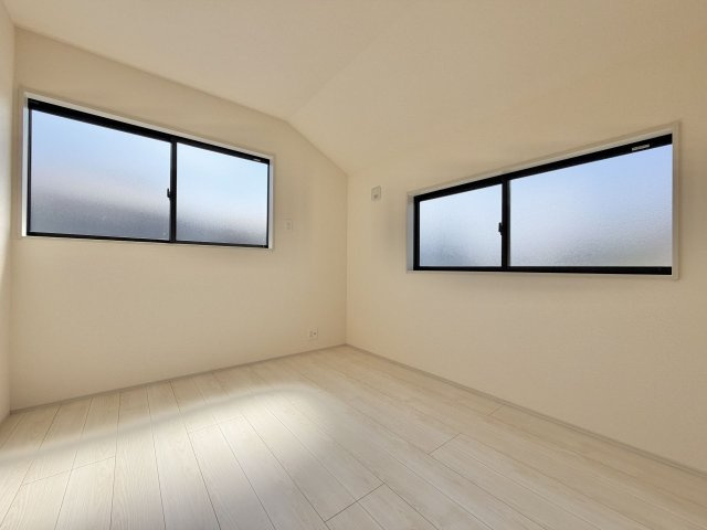 あきる野市平沢第2の洋室|【5.3帖】明るい日差しが差し込む清潔感のある居室。子供部屋や書斎など多目的に活用できます。