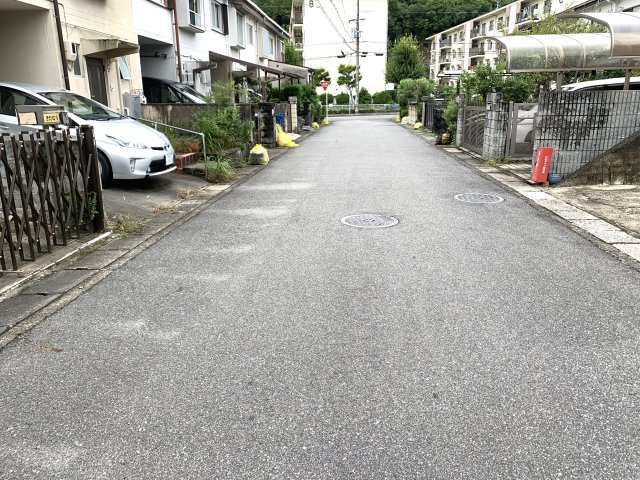 京都市左京区岩倉中在地町　中古テラスハウスの前面道路含む現地写真