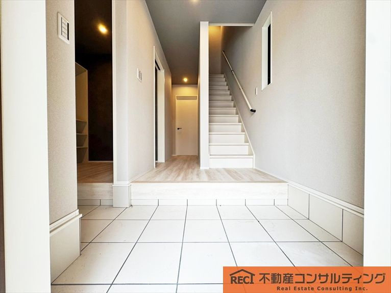 神戸市灘区篠原本町1丁目　C号地　新築戸建の玄関