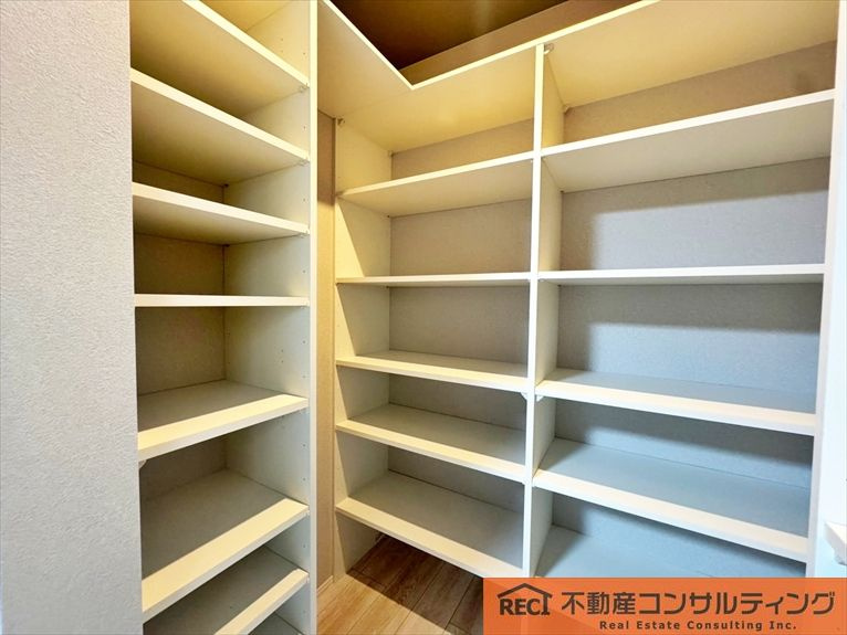 神戸市灘区篠原本町1丁目　C号地　新築戸建の収納
