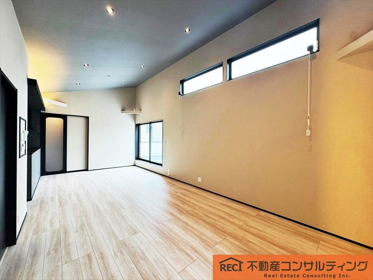 神戸市灘区篠原本町1丁目　C号地　新築戸建の居間・リビング|浴室TV付き！宅配ボックス完備！住宅設備充実♪