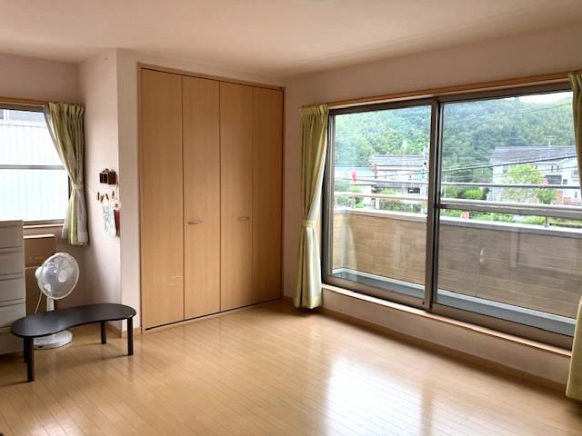 「ひろびろ17帖リビング＆駐車場2台」土佐市中島　中古一戸建ての洋室|大きな窓からたっぷりの日差しが入る、風通しの良いお部屋☆