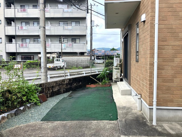 「ひろびろ17帖リビング＆駐車場2台」土佐市中島　中古一戸建ての駐車場|敷地内に2台駐車可能な、ゆとりのある駐車スペース♪