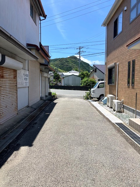 「ひろびろ17帖リビング＆駐車場2台」土佐市中島　中古一戸建ての前面道路含む現地写真