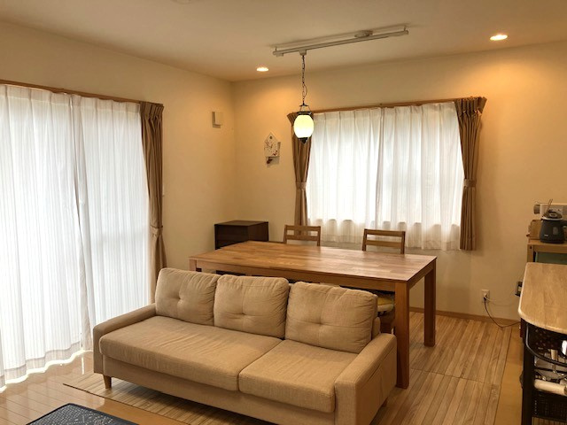 「ひろびろ17帖リビング＆駐車場2台」土佐市中島　中古一戸建ての居間・リビング|大きな窓から明るい光が差し込み、自然と笑顔があふれる空間です♪