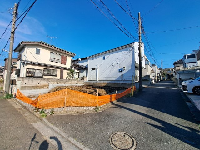 【前面道路含む現地写真】 | 新座市片山3丁目　建築条件付売地　全1区画　(保谷店) | 2つの道路に面している為、風が入りやすく開放感があります。