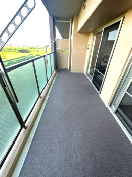 【バルコニー】 | BELISTA東淀川大桐C棟 | 東向きバルコニー！2部屋続きのバルコニーで、たっぷりのお洗濯物やお布団もラクラク干せます。