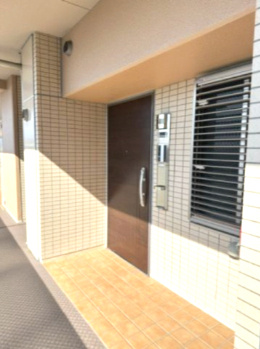 【玄関】 | BELISTA東淀川大桐C棟 | 地上15階建ての6階部分。アウトドア用品など屋外で使う物の収納に便利なトランクルームも備わっています。
