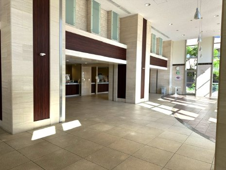 【ロビー】 | BELISTA東淀川大桐C棟 | 大規模マンションならではの、ゆとりある共有スペースも魅力の一つ。駐車場：500円／月・駐輪場：300円／月 承継可能！