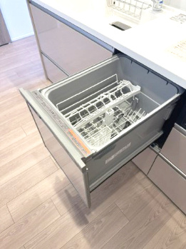 【キッチン】 | BELISTA東淀川大桐C棟 | 家族分の食器も一度にしっかり洗浄！忙しい時も、お子様との時間を増やしたい時も、強い味方です。