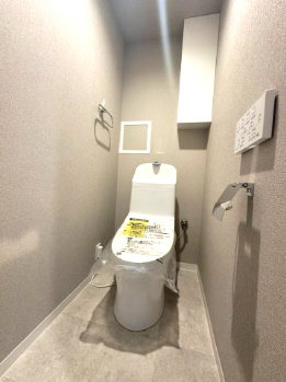 【トイレ】 | BELISTA東淀川大桐C棟 | 温水洗浄便座付のトイレで、冬の寒い時期でも快適！吊戸棚付きで、予備のペーパー類も問題なく収納できます。