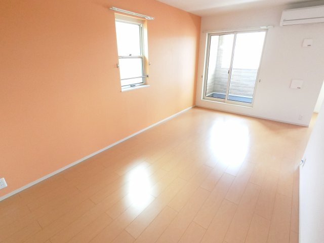【居間・リビング】 | イリース | ※角部屋の写真です、側面の窓はございません