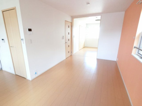 【居間・リビング】 | イリース | ※角部屋の写真です、側面の窓はございません