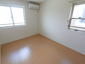 【寝室】 | イリース | ※角部屋の写真です、側面の窓はございません