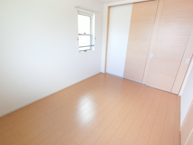 【寝室】 | イリース | ※角部屋の写真です、側面の窓はございません