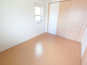 【寝室】 | イリース | ※角部屋の写真です、側面の窓はございません