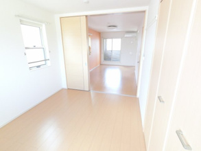 【寝室】 | イリース | ※角部屋の写真です、側面の窓はございません