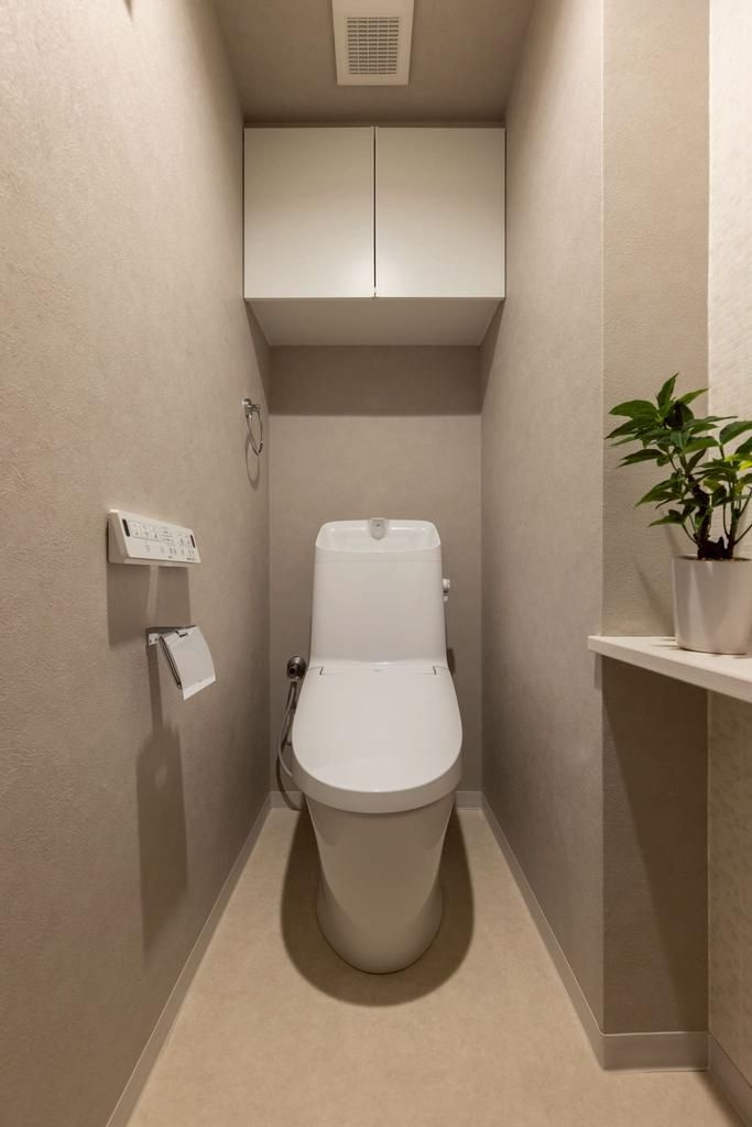 プレステ１５番館鶴見緑地のトイレ|快適な温水洗浄便座付きのトイレ。トイレットペーパー等の保管に便利な上部収納棚付きです。