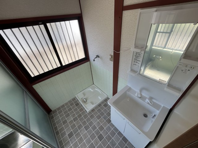 【洗面所】 | 七浦町貸家 | 窓格子付きの洗面所。換気もしやすく安心の設備。