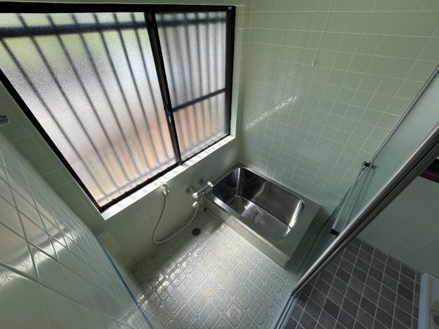 【浴室】 | 七浦町貸家 | 湿気が籠る浴室は窓格子が必須。窓サイズも大きく明るいでね。
