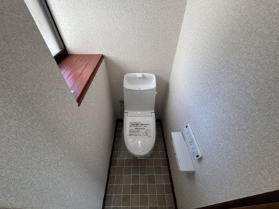 【トイレ】 | 七浦町貸家 | 南面に窓。便器もホワイトなので室内がとても明るいですね。