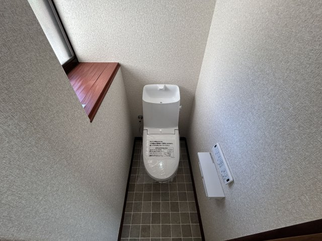 【トイレ】 | 七浦町貸家 | 南面に窓。便器もホワイトなので室内がとても明るいですね。