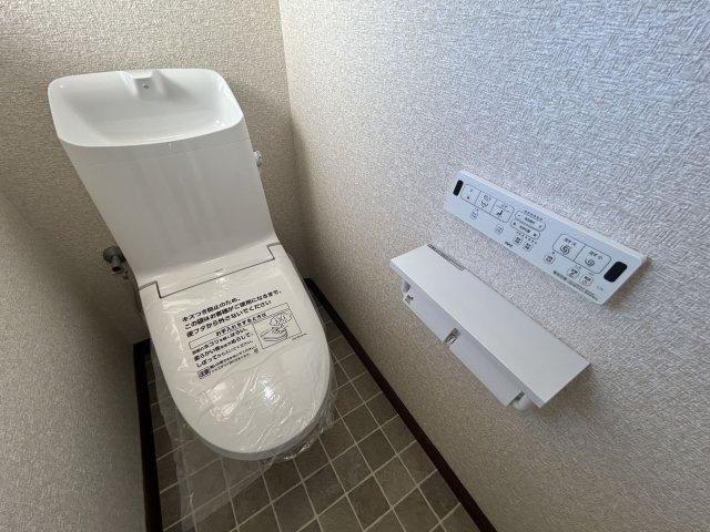 【トイレ】 | 七浦町貸家 | 新設したトイレ。新品から使用できるのは幸せですね。
