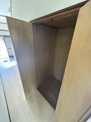 【収納】 | 七浦町貸家 | 廊下にある階段下の物入。掃除機など収納出来て安心ですね。
