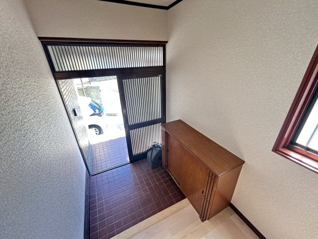 【玄関】 | 七浦町貸家 | 下駄箱付の玄関。南側入口のため、とても明るく感じます。
